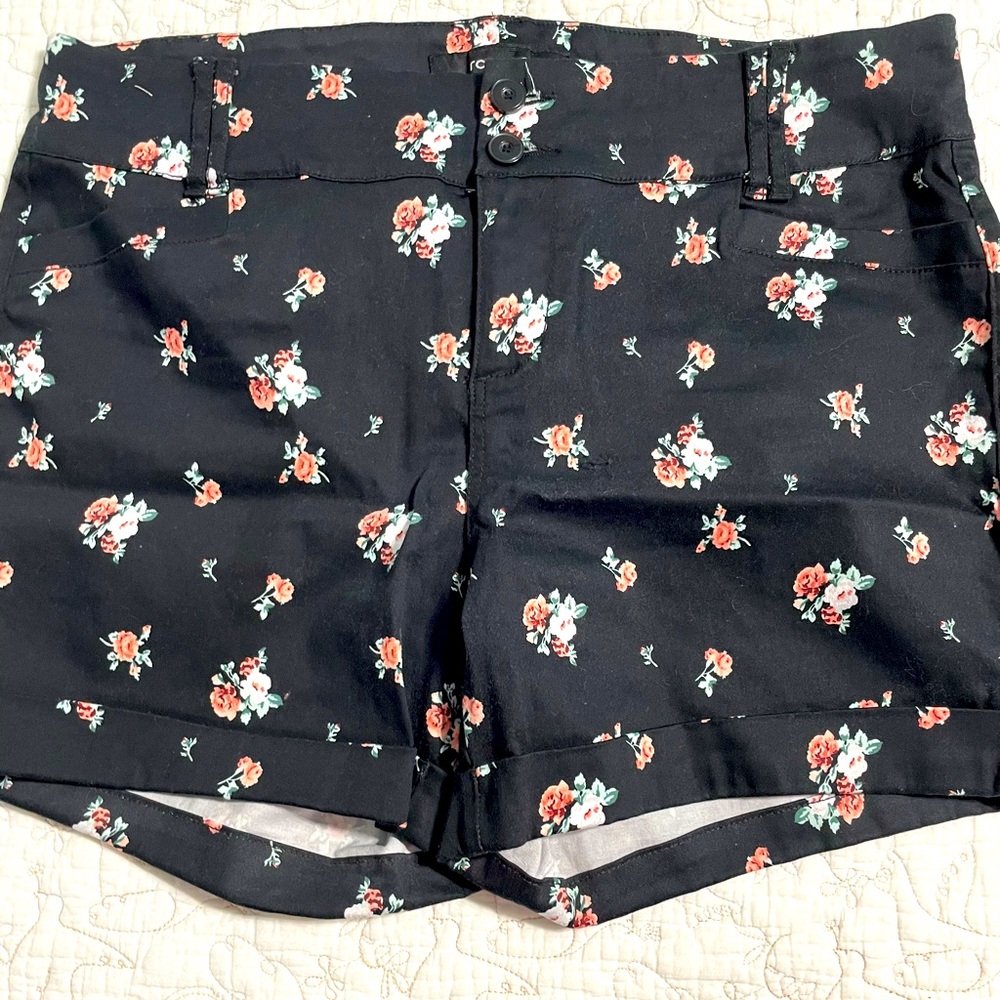 Torrid Shorts size 16 w/ belt
